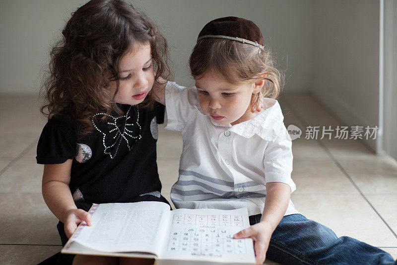 孩子们在学习Aleph Bet